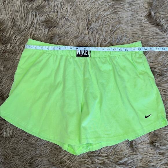 New Nike Women's Plus Wash HR Shorts Ghost Green/Black size 1X - Picture 4 of 8